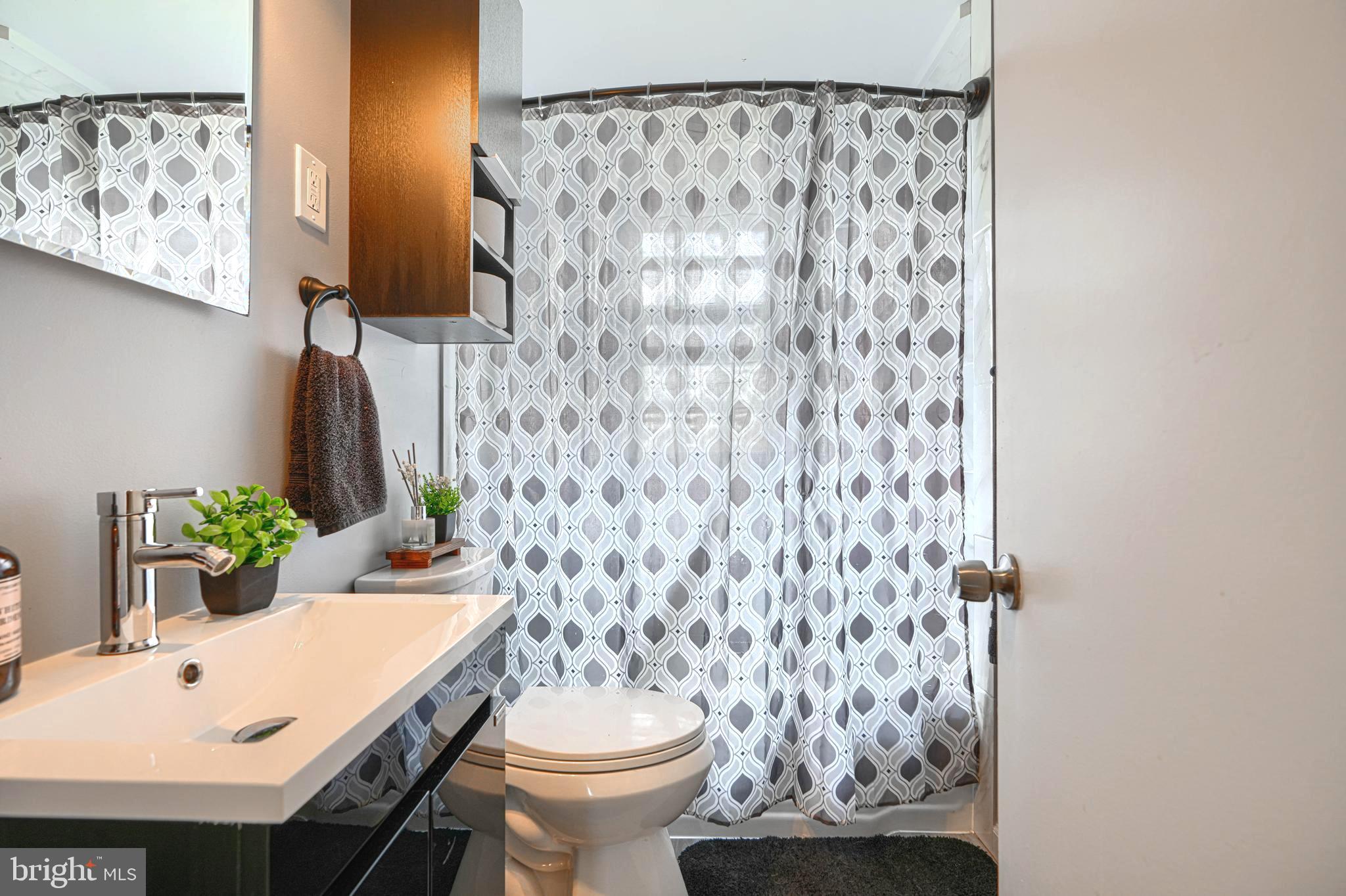 2829 Creston Road Baltimore, MD 21222 - Photo 21 of 44 Full Bath with Tub Shower