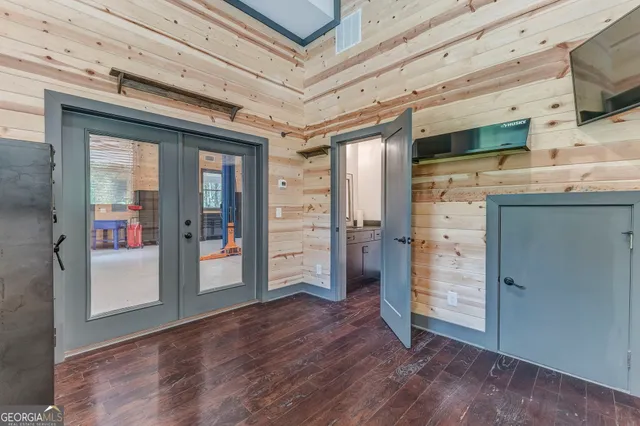 a view of a house with backyard and porch