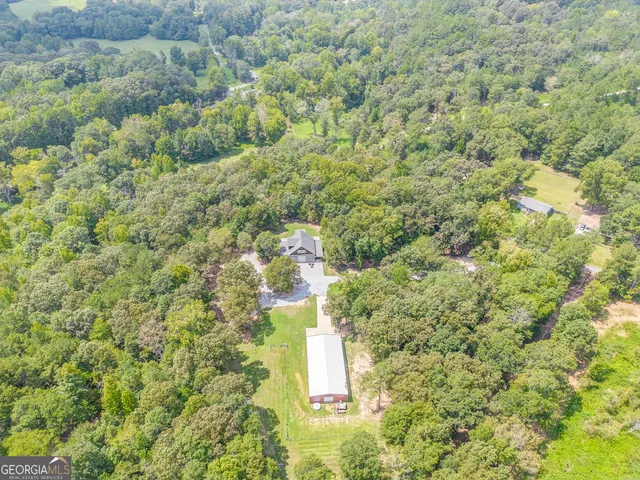 an outdoor view of house