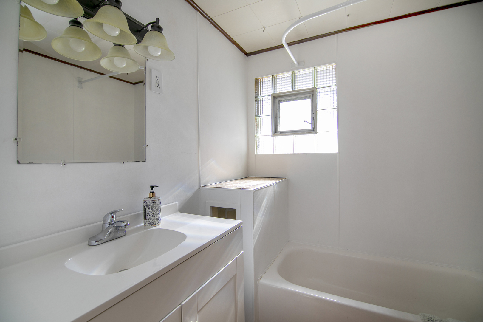 201 East Vanderkarr Road St. Anne, IL 60964 - Photo 12 of 32 a bathroom with a sink and a bathtub