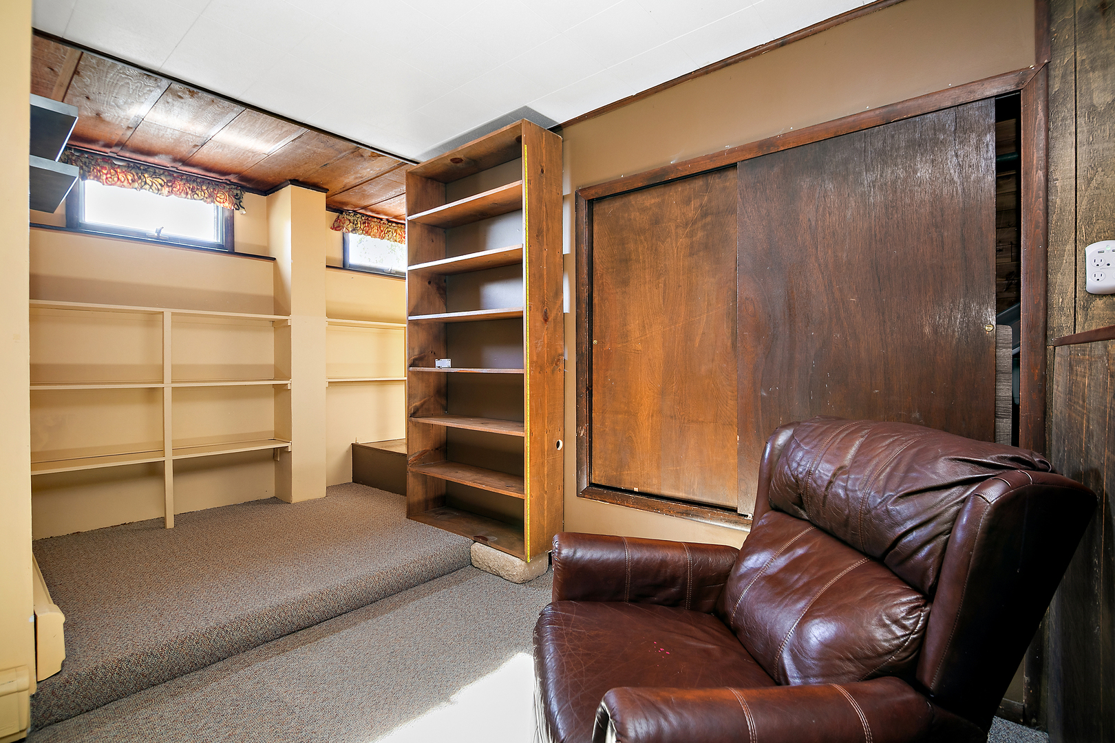 201 East Vanderkarr Road St. Anne, IL 60964 - Photo 18 of 32 a living room with furniture