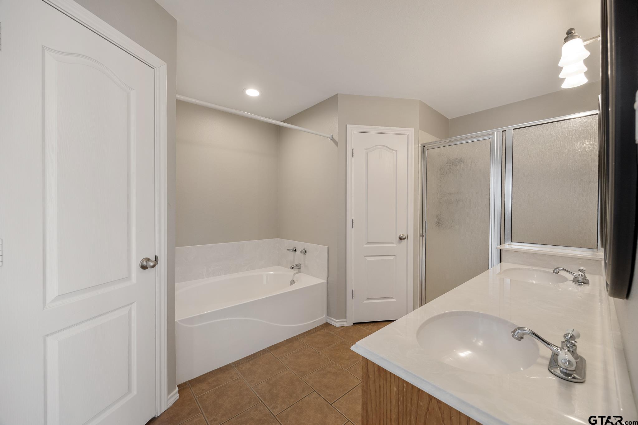 21237 Altuda Lane Flint, TX 75762 - Photo 21 of 48 a bathroom with a bathtub and a sink