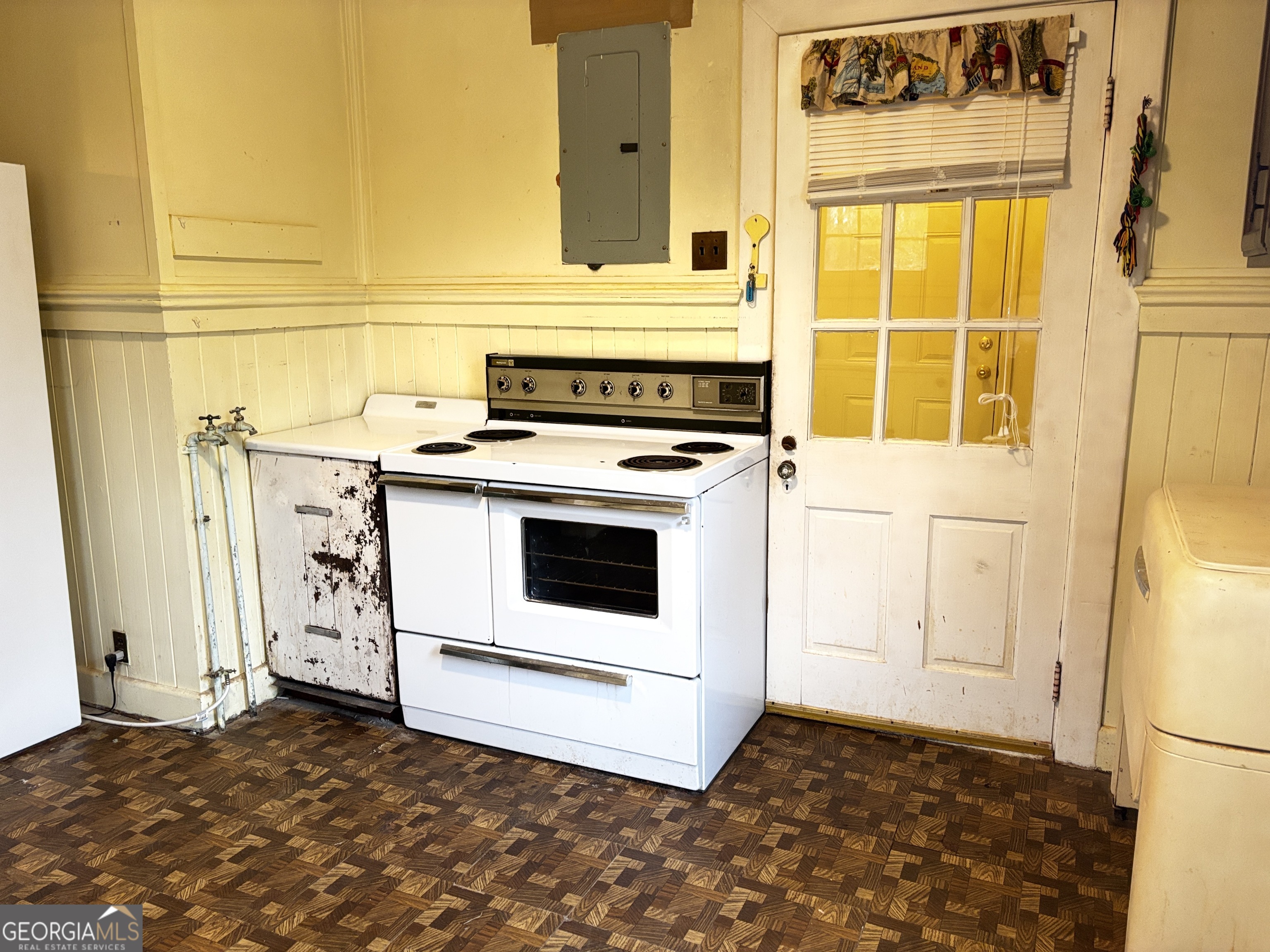 189 Whiteoak Campground Road Thomson, GA 30824 - Photo 12 of 32 a stove top oven sitting next to a window