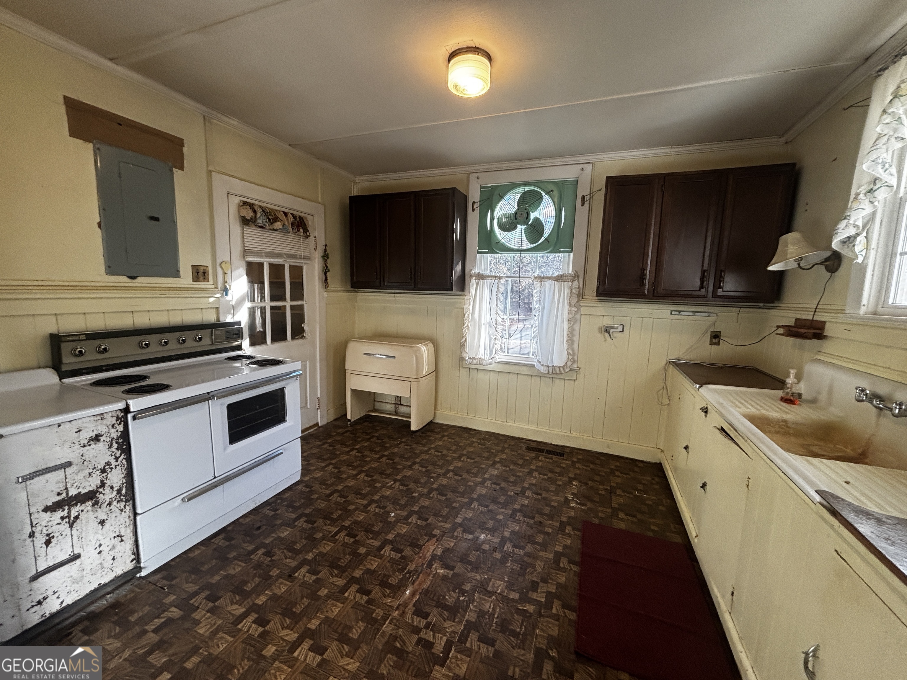 189 Whiteoak Campground Road Thomson, GA 30824 - Photo 13 of 32 a kitchen with a stove and a sink