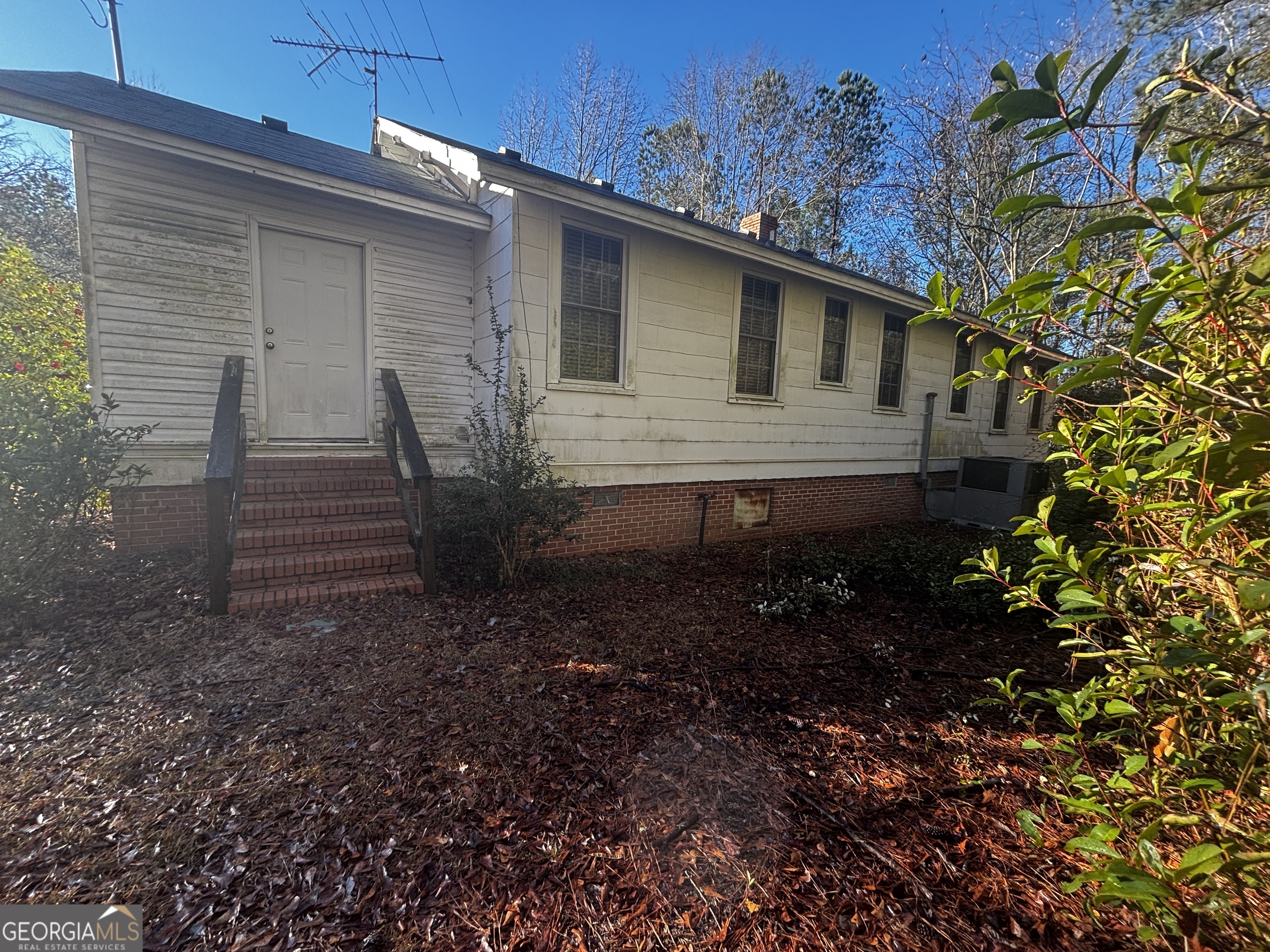 189 Whiteoak Campground Road Thomson, GA 30824 - Photo 4 of 32 a view of a small house with a yard