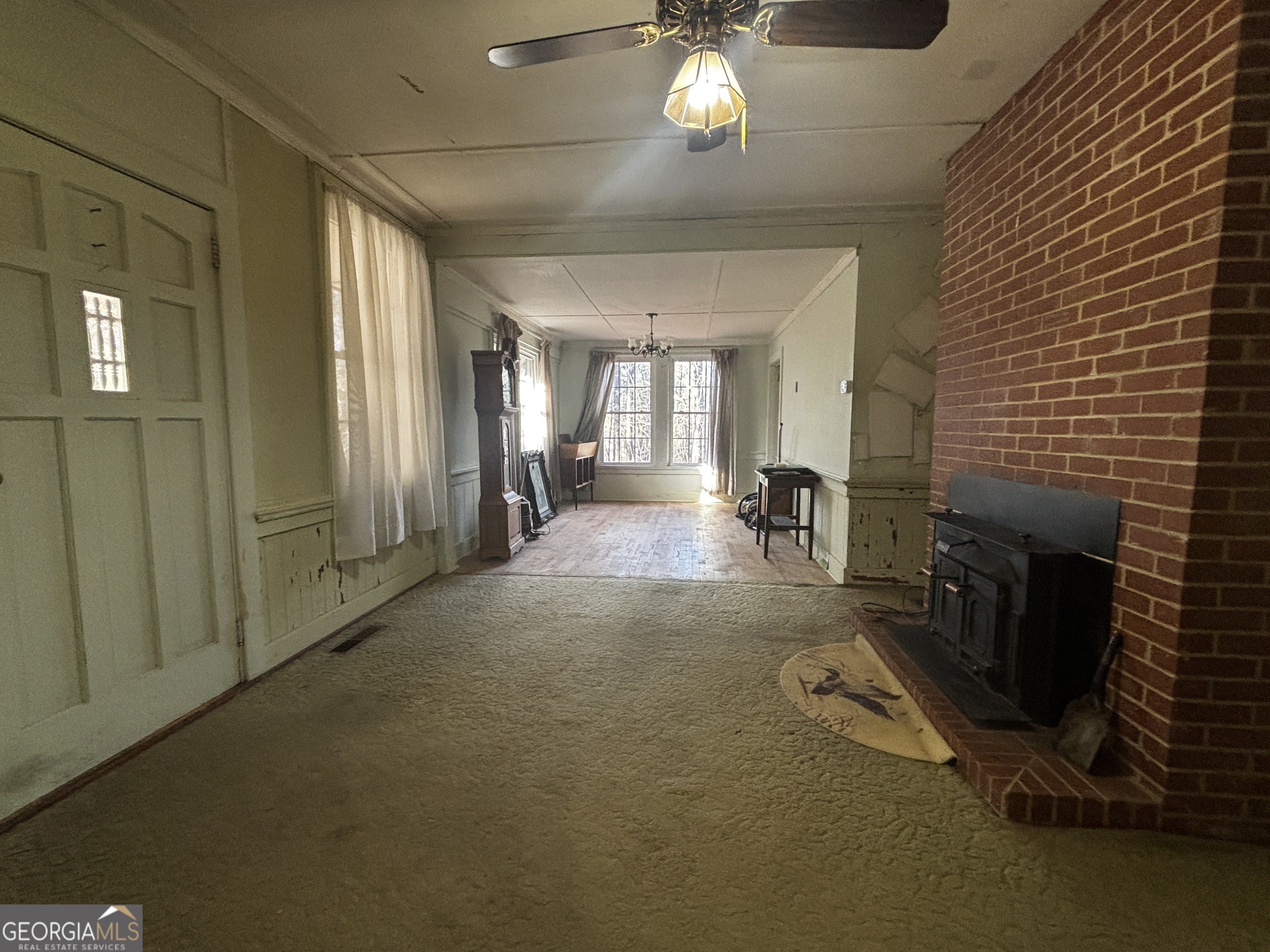 189 Whiteoak Campground Road Thomson, GA 30824 - Photo 9 of 32 a view of a livingroom with a fireplace