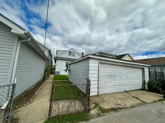 $299,900 | 5435 West Melrose Street, Chicago, IL 60641