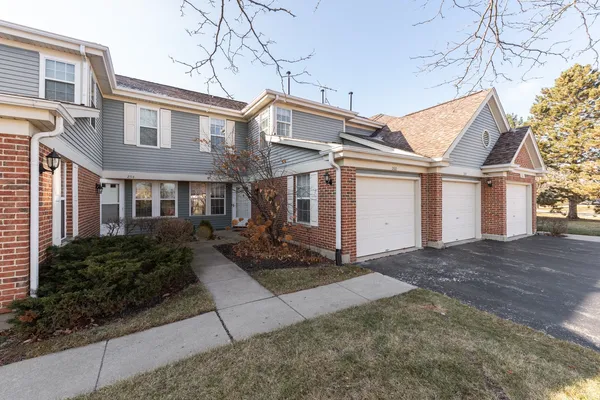 $2,500 | 260 East Fabish Drive, Buffalo Grove, IL 60089