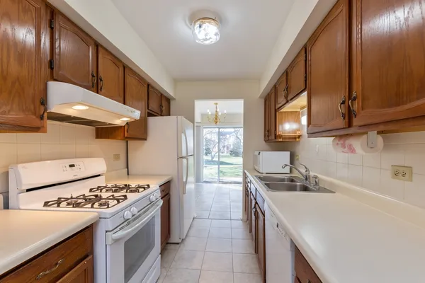 $2,500 | 260 East Fabish Drive, Buffalo Grove, IL 60089