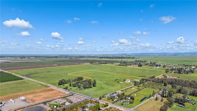 a view of a tennis court