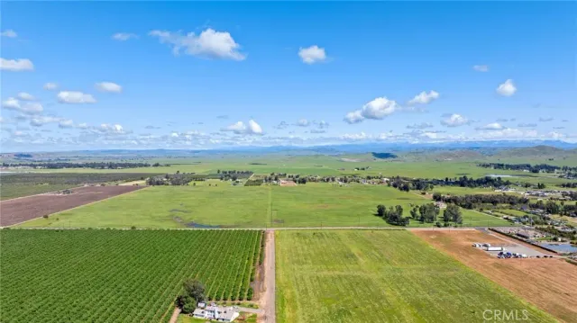 a view of a tennis court