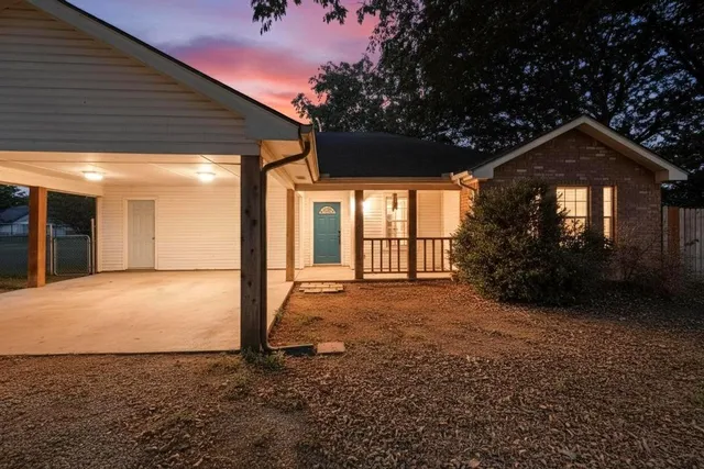 a view of a house with backyard and porch