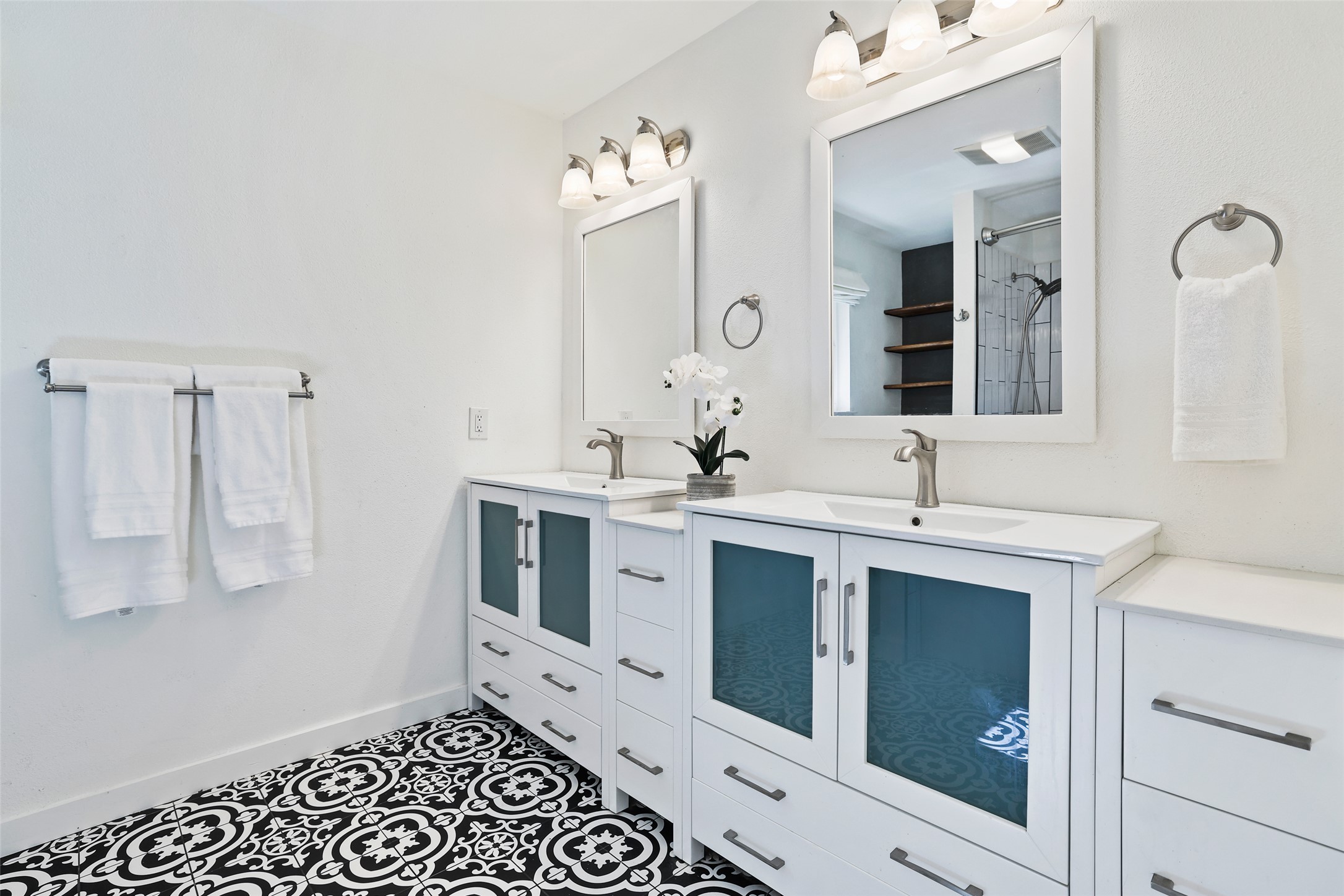 30309 Live Oak Trail Georgetown, TX 78633 - Photo 25 of 40 Primary Bathroom with dual sinks.
