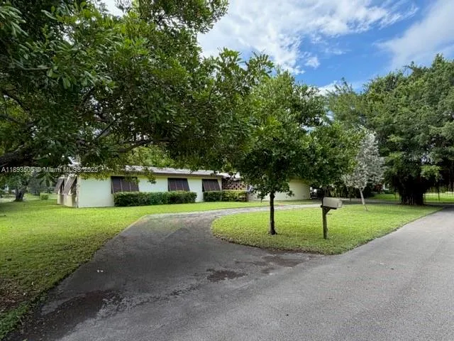 $2,500,000 | 11820 Southwest 69th Court, Pinecrest, FL 33156