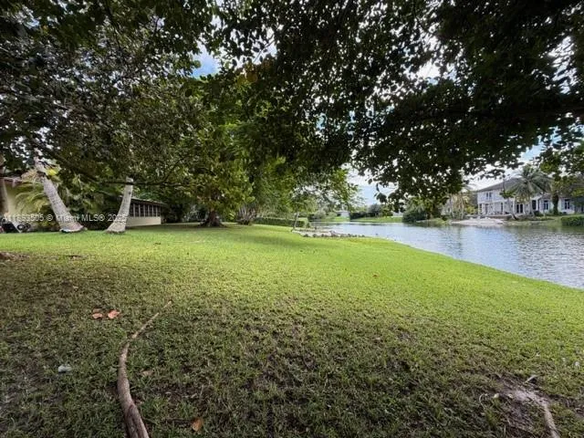 a view of yard with green space
