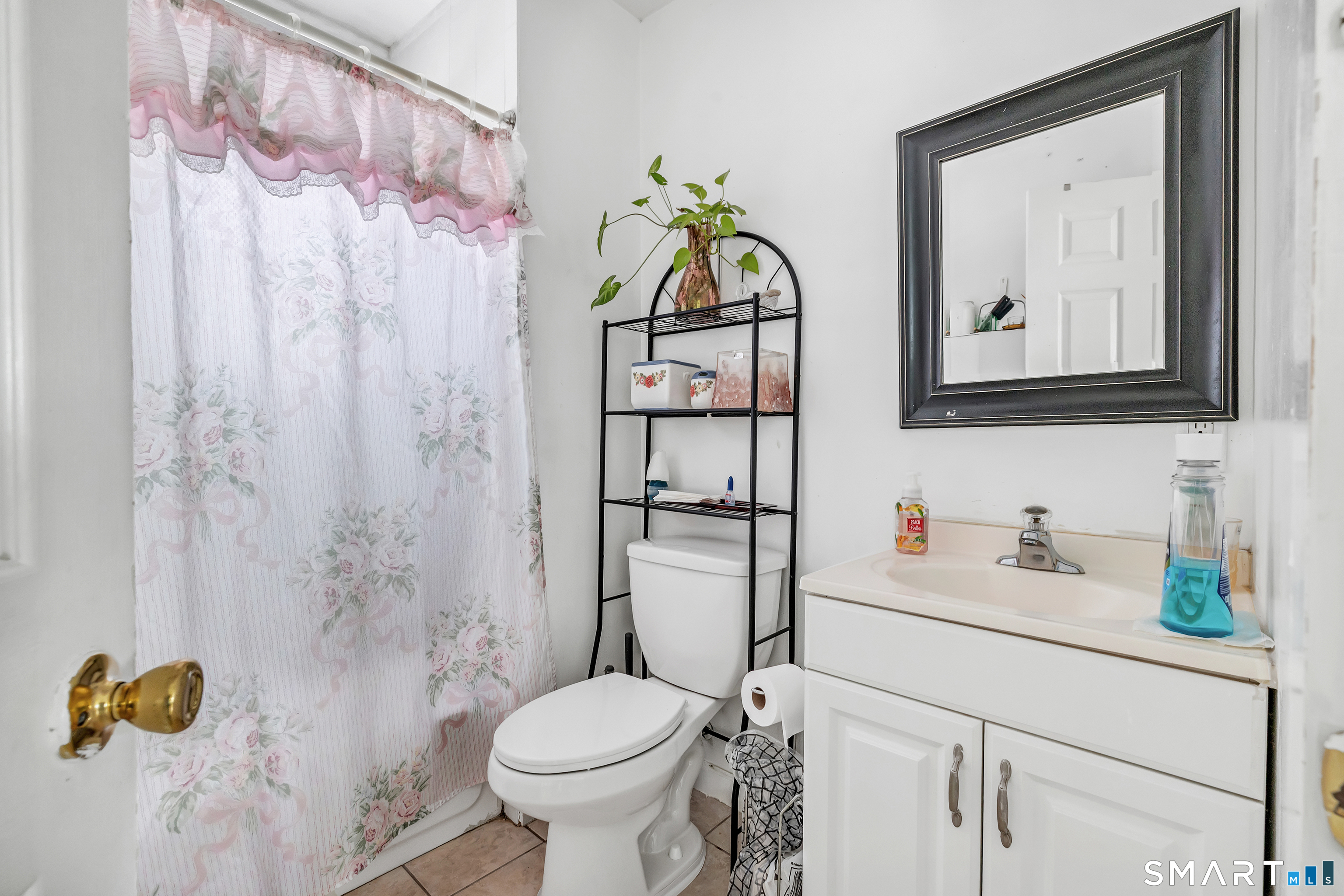 189 Wells Street Bridgeport, CT 06606 - Photo 31 of 40 3rd Floor -Offers 946 sq ft - Full Bath - Shower/tub