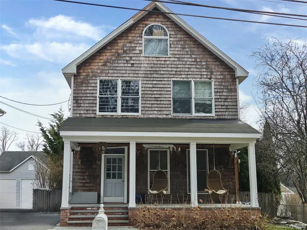 $900,000 | 54 Cocks Lane, Locust Valley, NY 11560