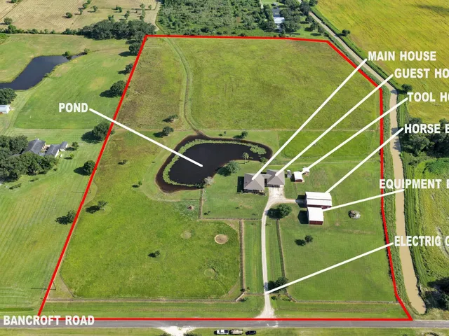 a view of a tennis court