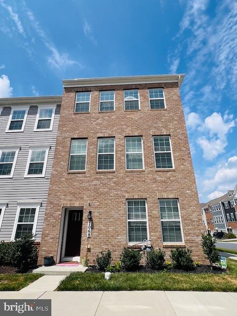 a brick building that has a lots of windows in it