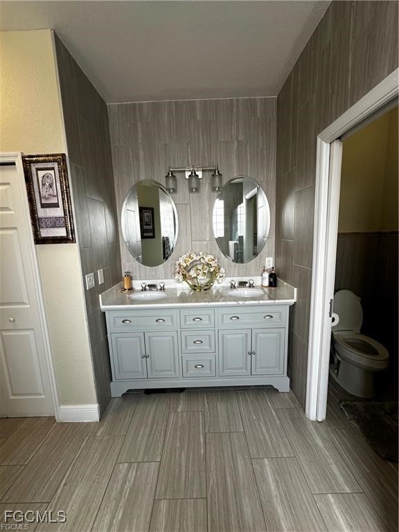 3315 37th Street Southwest Lehigh Acres, FL 33976 - Photo 20 of 34 a spacious bathroom with a double vanity sink and a mirror
