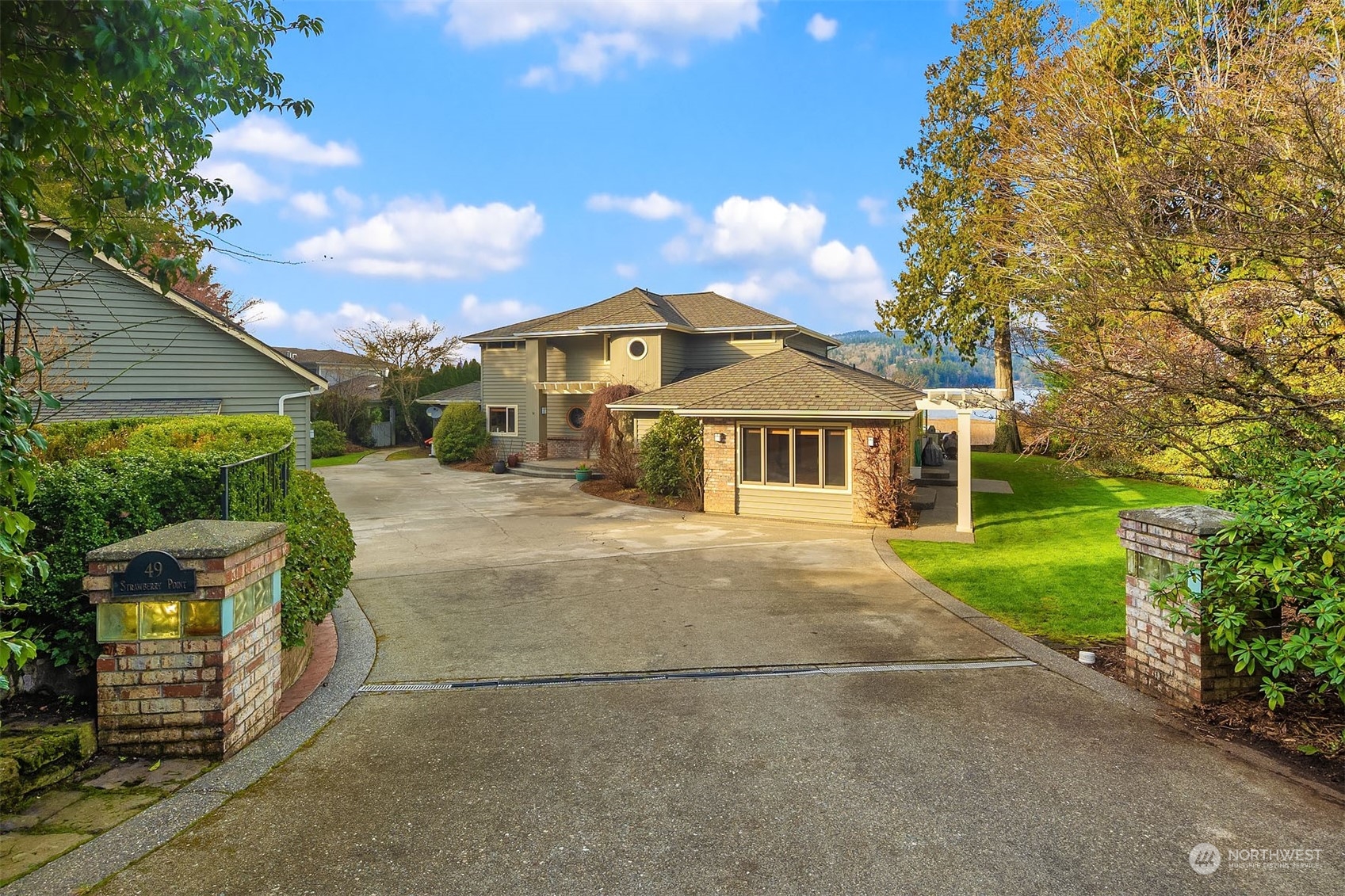 49 Strawberry Point Road Bellingham, WA 98229 - Photo 5 of 40 a front view of a house with garden