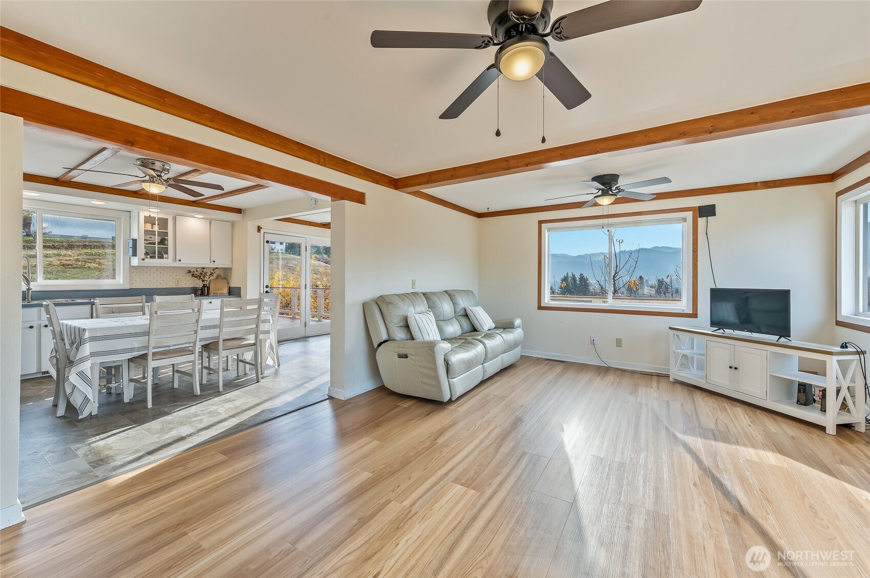 8133 North Dryden Road Cashmere, WA 98815 - Photo 11 of 36 a living room with furniture and a flat screen tv