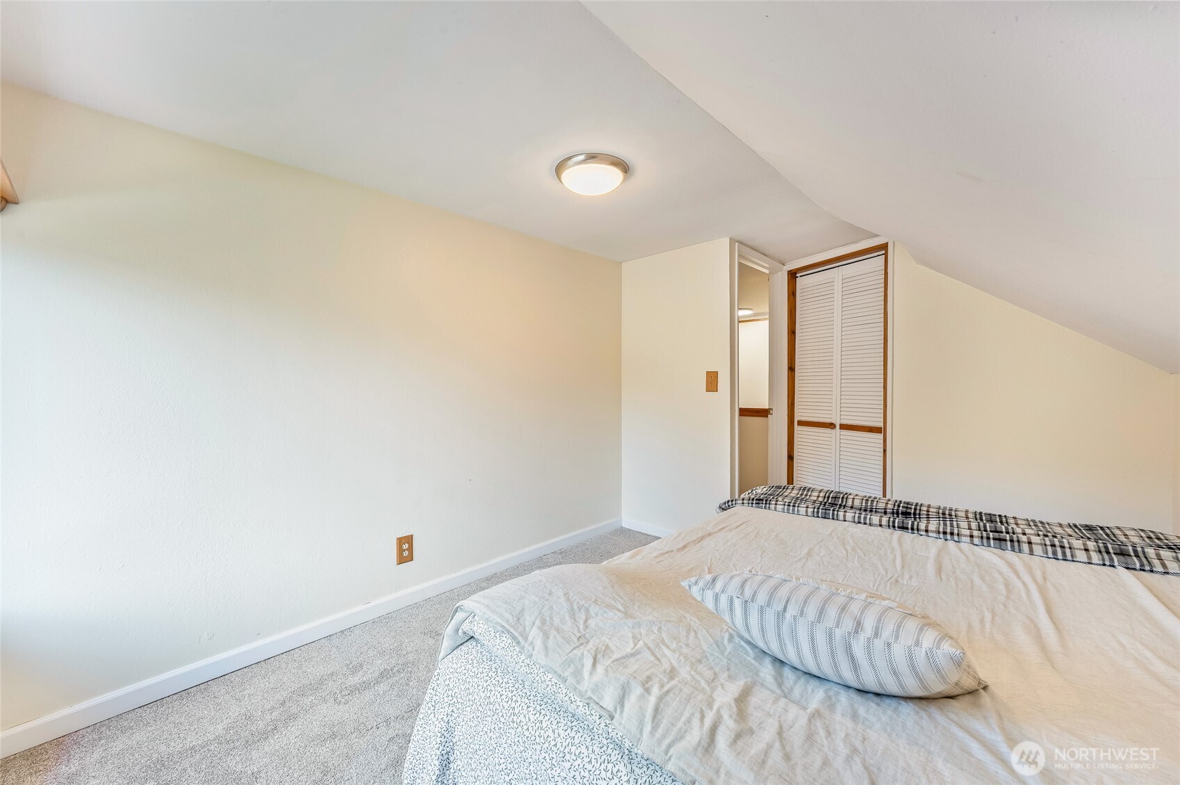 8133 North Dryden Road Cashmere, WA 98815 - Photo 18 of 36 a bedroom with a bed and a window