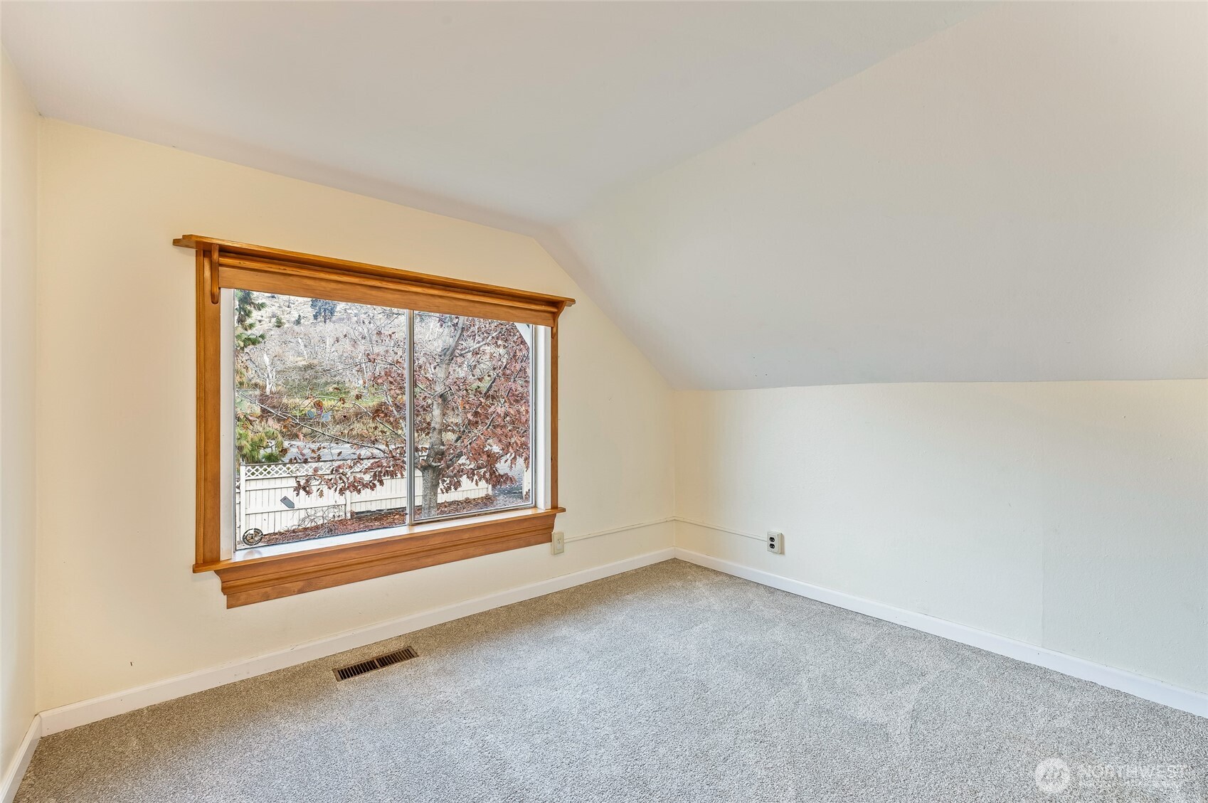 8133 North Dryden Road Cashmere, WA 98815 - Photo 22 of 36 an empty room with windows