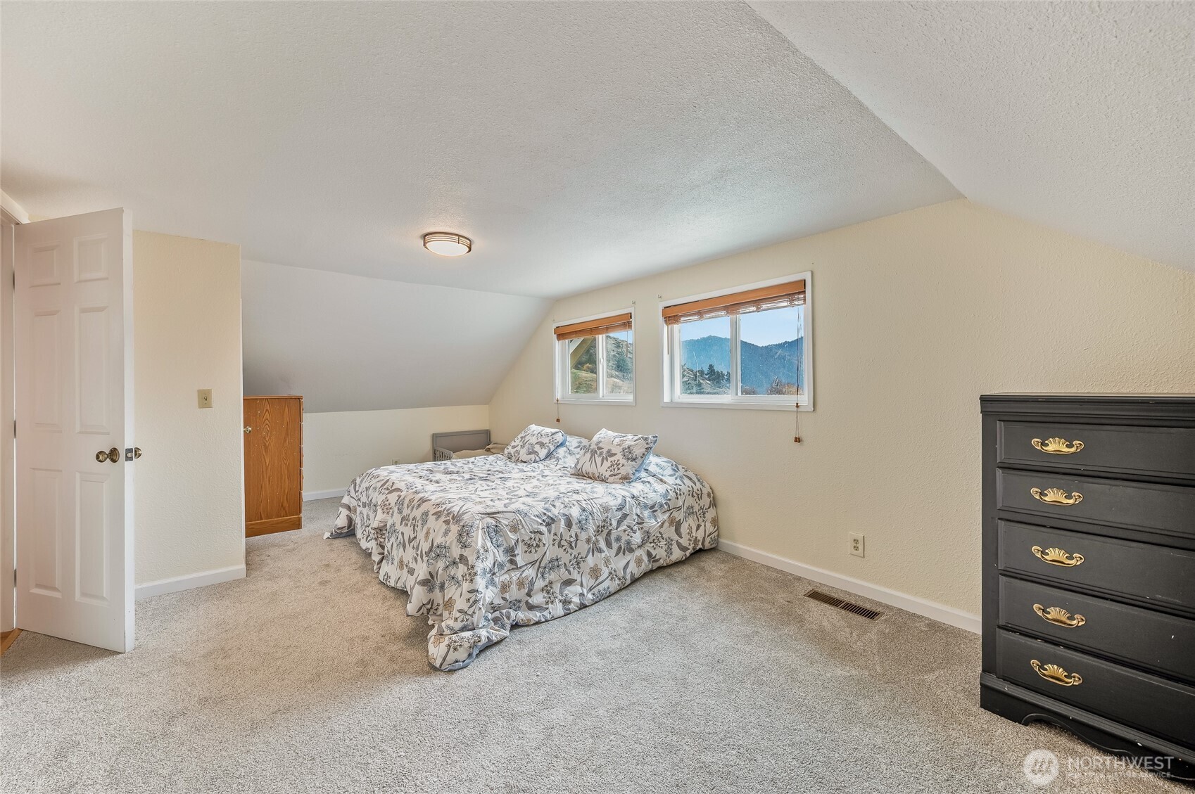 8133 North Dryden Road Cashmere, WA 98815 - Photo 23 of 36 a spacious bedroom with a bed and a cabinets