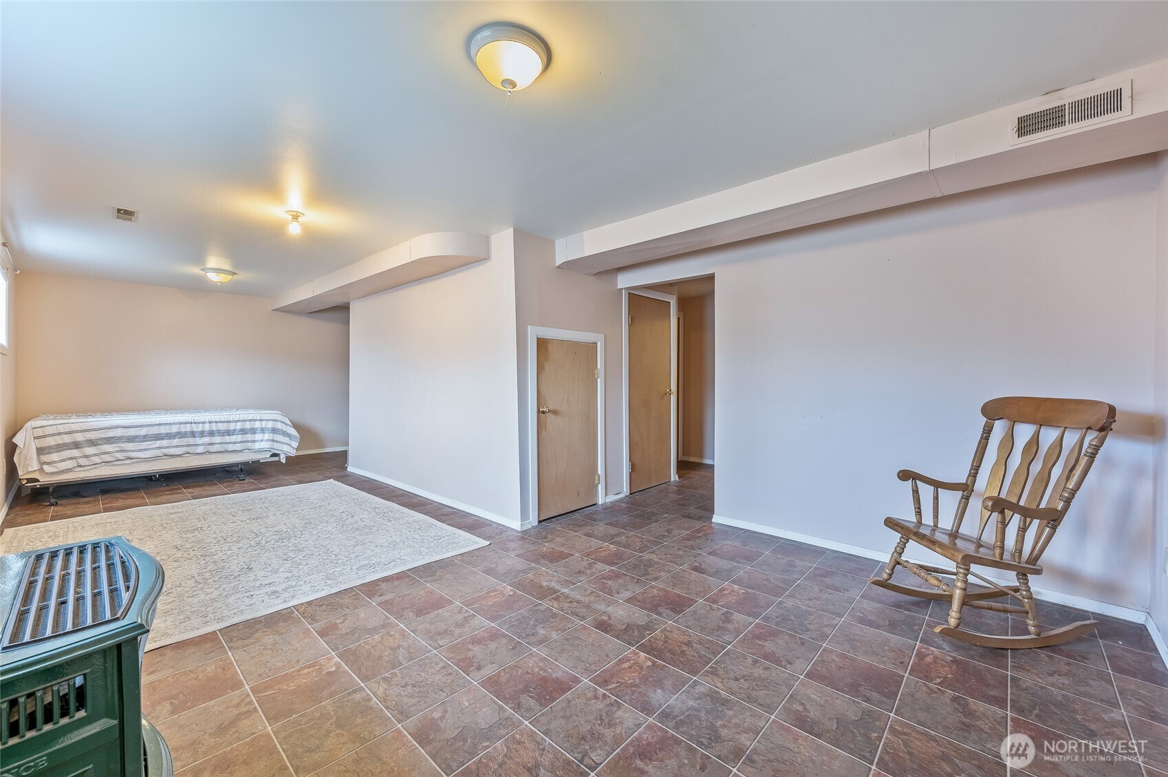 8133 North Dryden Road Cashmere, WA 98815 - Photo 27 of 36 a view of a livingroom with furniture and lounge chair