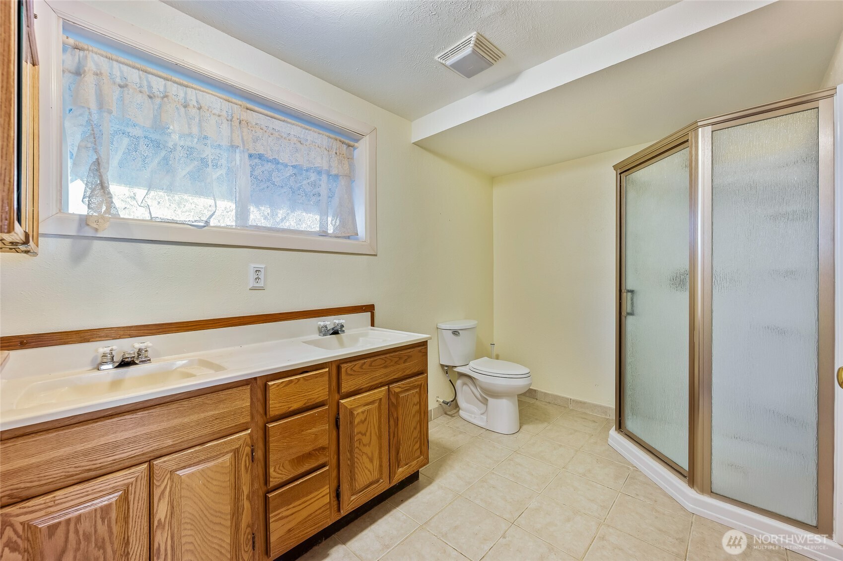 8133 North Dryden Road Cashmere, WA 98815 - Photo 29 of 36 a bathroom with a toilet sink and mirror