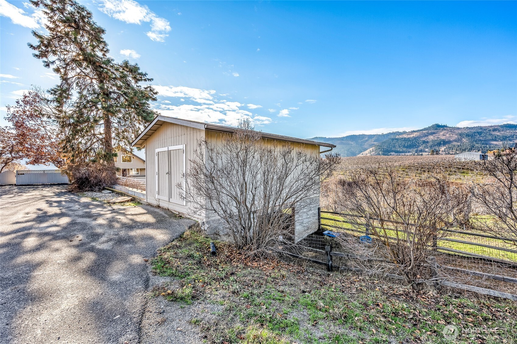 8133 North Dryden Road Cashmere, WA 98815 - Photo 32 of 36 a view of a house with a yard and mountain view