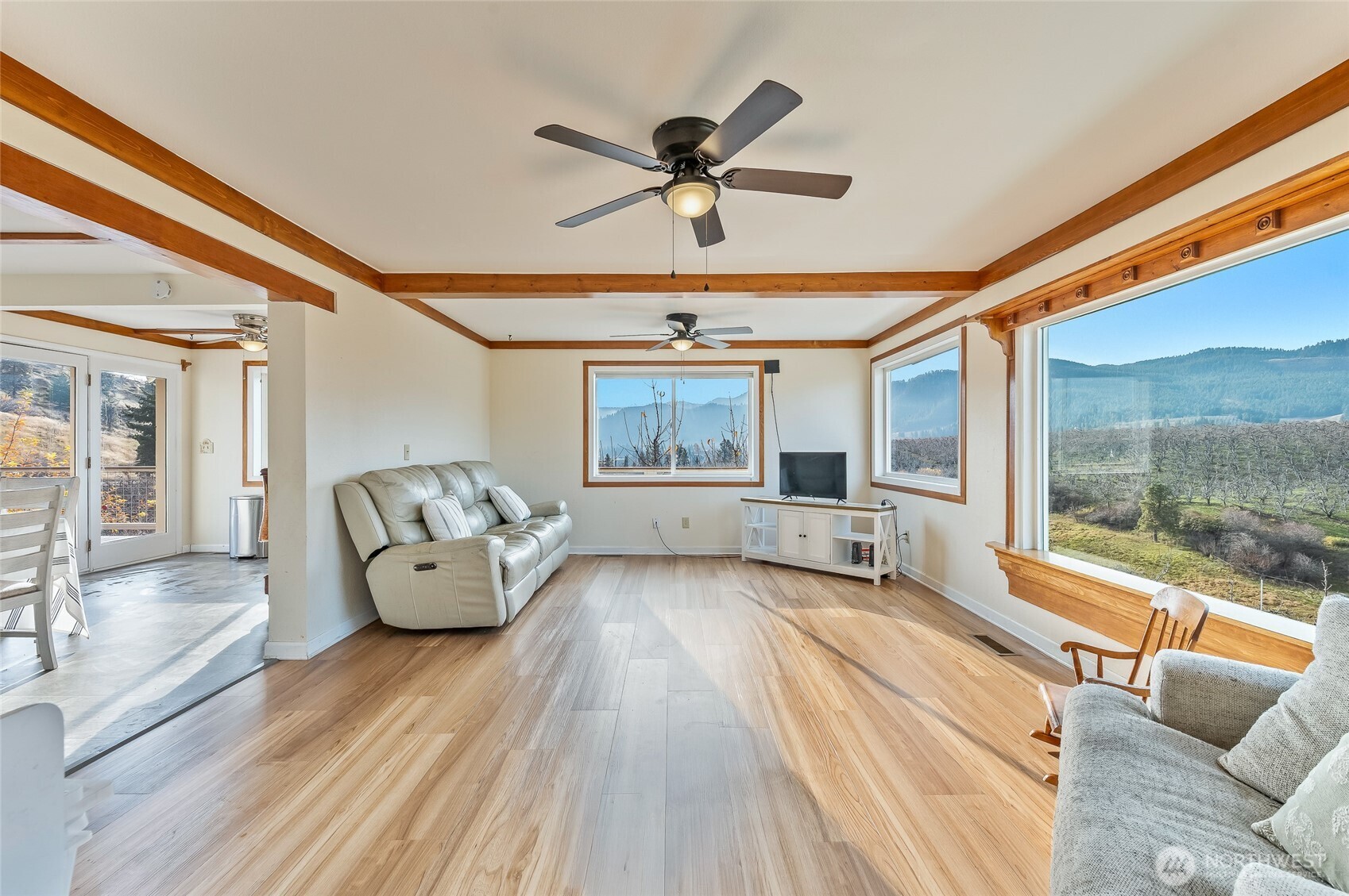 8133 North Dryden Road Cashmere, WA 98815 - Photo 9 of 36 a living room with furniture and a large window