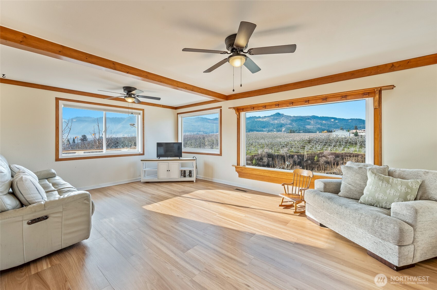 8133 North Dryden Road Cashmere, WA 98815 - Photo 10 of 36 a living room with furniture and a large window