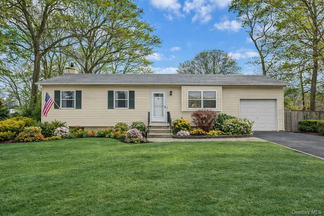 $579,999 | 7 Poinsetta Avenue, Middle Island, NY 11953