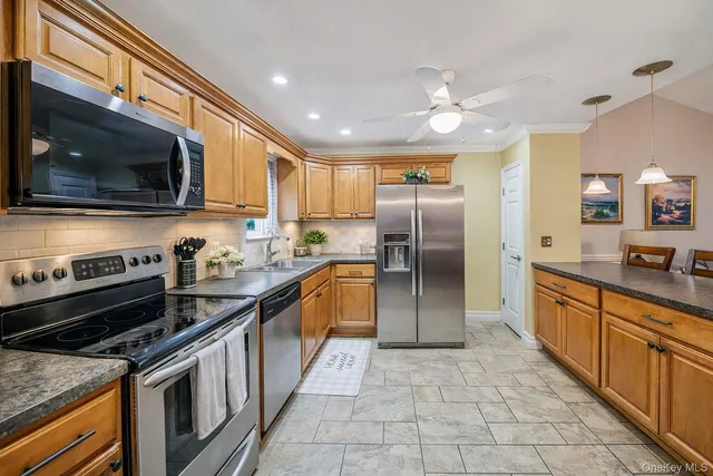 $579,999 | 7 Poinsetta Avenue, Middle Island, NY 11953