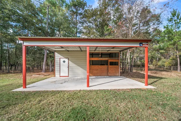 a view of a house with backyard and porch