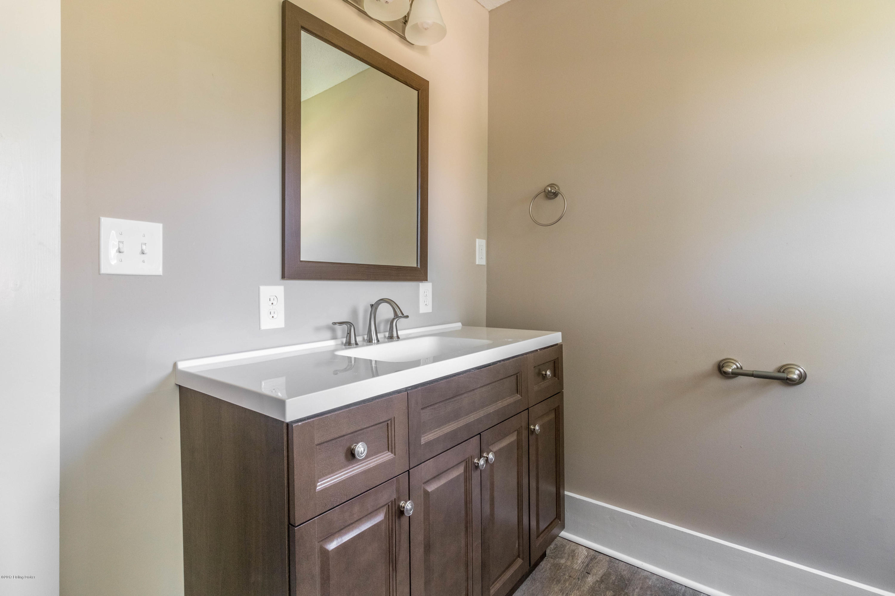 2241 Dundee Road Louisville, KY 40205 - Photo 21 of 26 Guest Bath