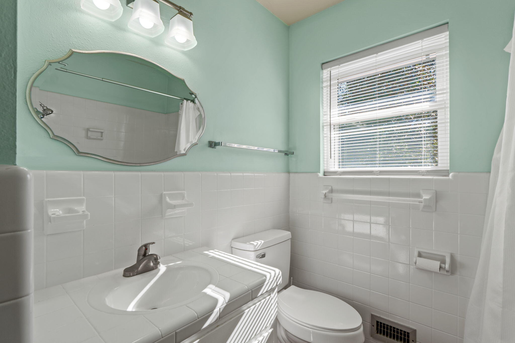 20 Linwood Road Northwest Fort Walton Beach, FL 32547 - Photo 18 of 33 a bathroom with a sink mirror and toilet