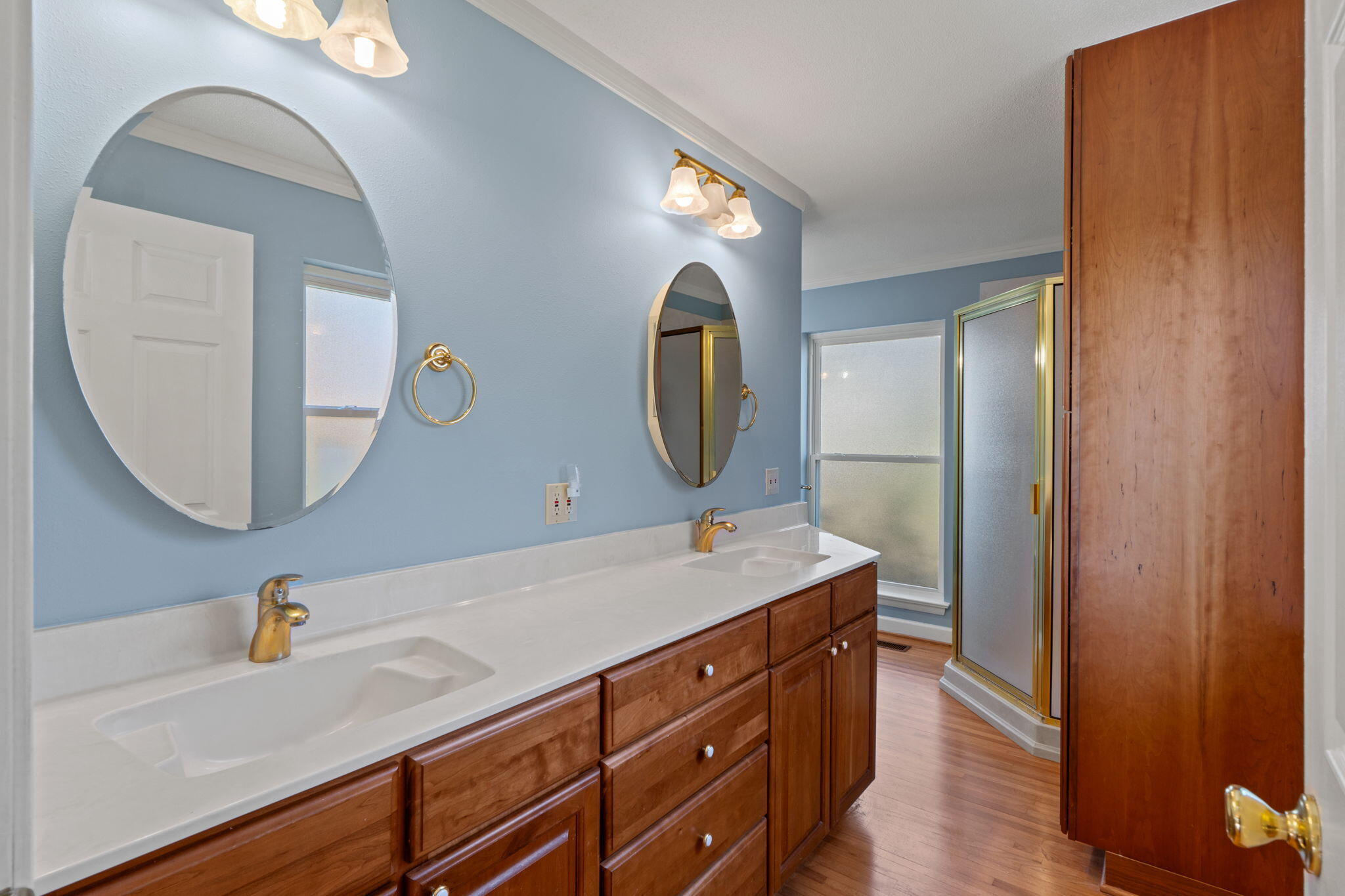 20 Linwood Road Northwest Fort Walton Beach, FL 32547 - Photo 22 of 33 a bathroom with a sink mirror and vanity