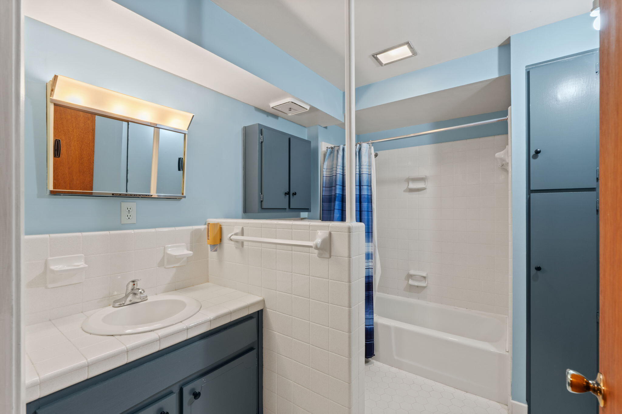 20 Linwood Road Northwest Fort Walton Beach, FL 32547 - Photo 25 of 33 a bathroom with a sink a mirror and a bathtub