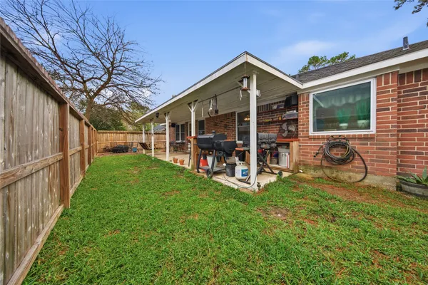 a view of a house with backyard and porch