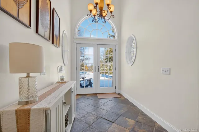 a very nice looking room with a mirror