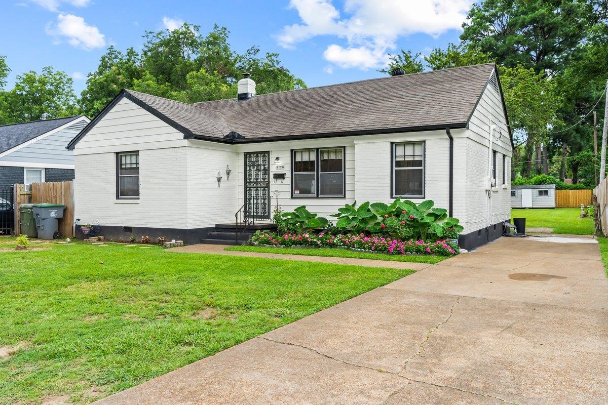 a view of a yard in front of a house with plants