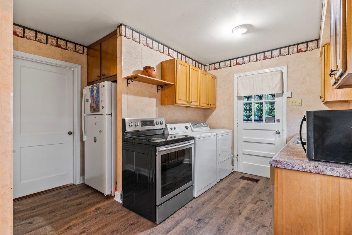 4740 Lynn Road Memphis, TN 38122 - Photo 17 of 25 a kitchen with stainless steel appliances granite countertop a stove a sink and a refrigerator