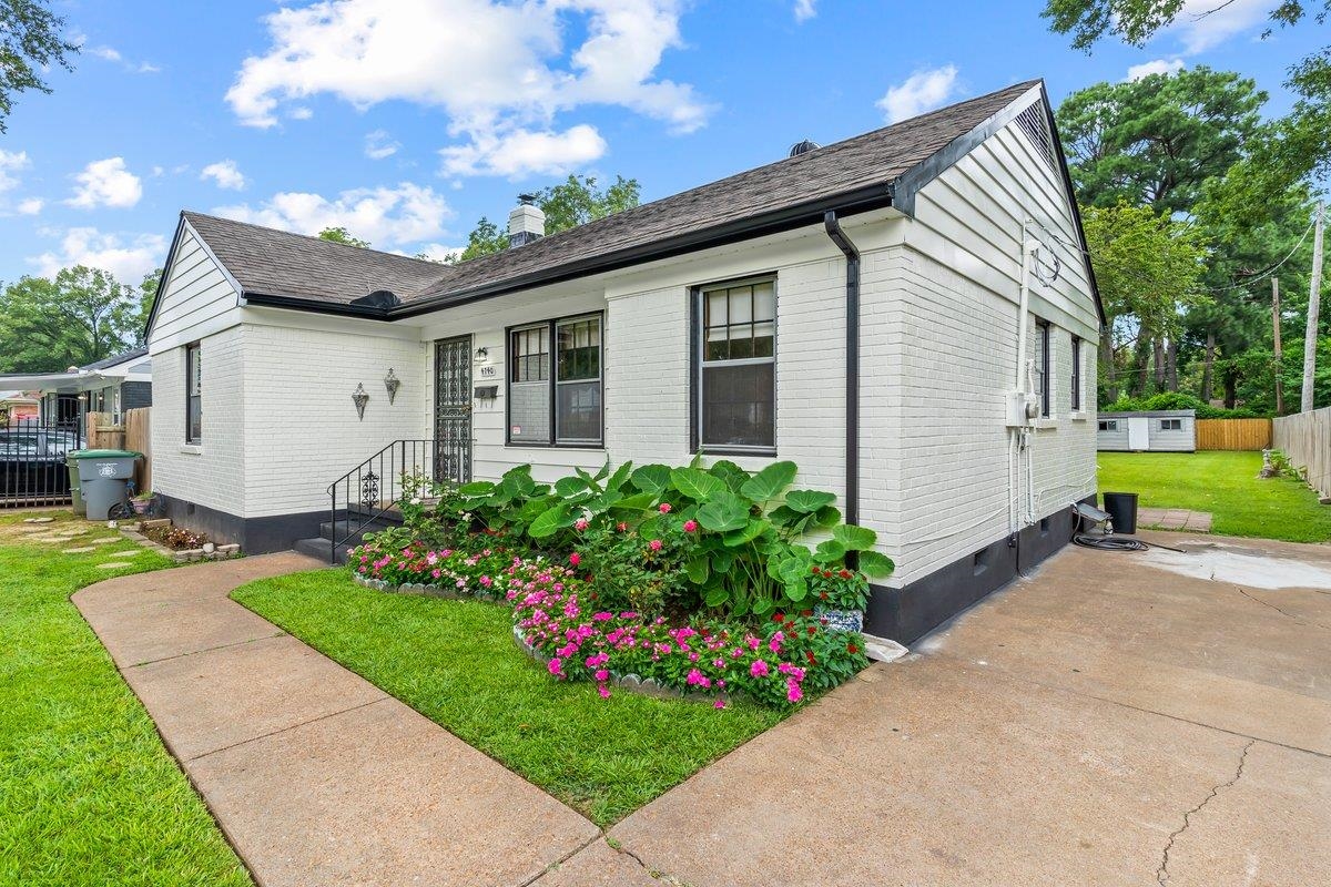 4740 Lynn Road Memphis, TN 38122 - Photo 4 of 25 a front view of house with a garden