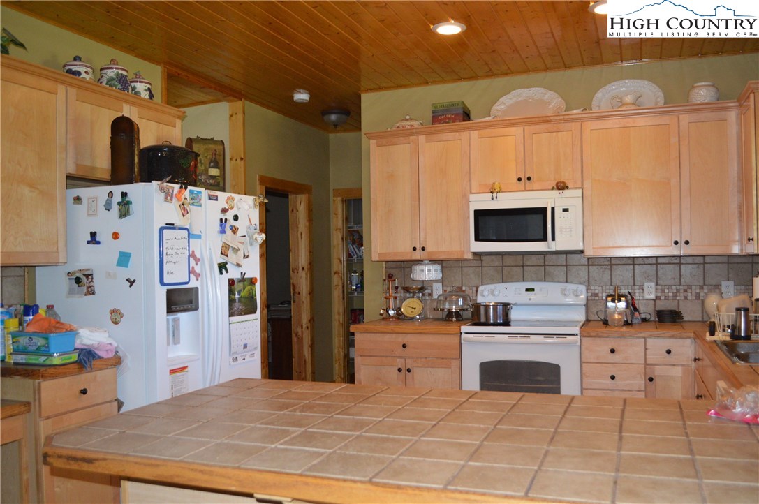 405 Bear Den Road Sparta, NC 28675 - Photo 12 of 44 Gallery Image 12