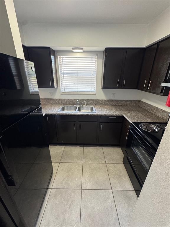 1189 Bentley Road, Unit 1 Leesburg, FL 34748 - Photo 5 of 10 a kitchen with a sink and a stove top oven