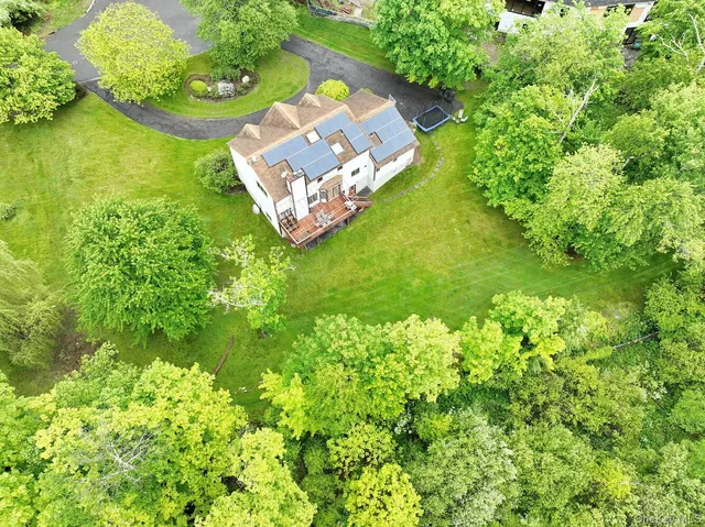 a view of a house with backyard