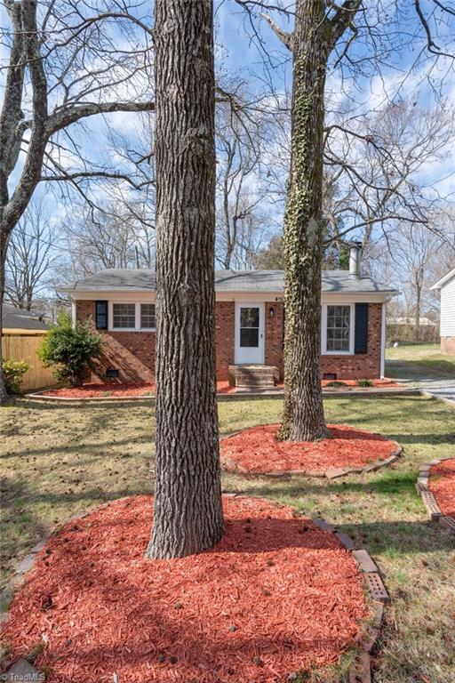 415 Peace Street High Point, NC 27262 - Photo 13 of 33 NICE FRONTYARD!